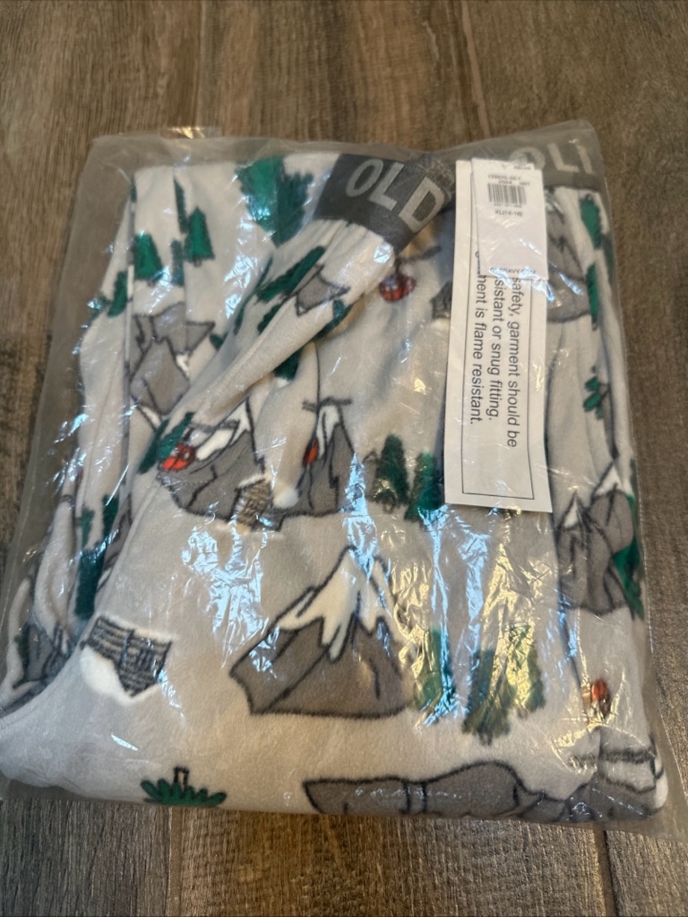 Old Navy White Mountain & Tree Fleece Pajama Set